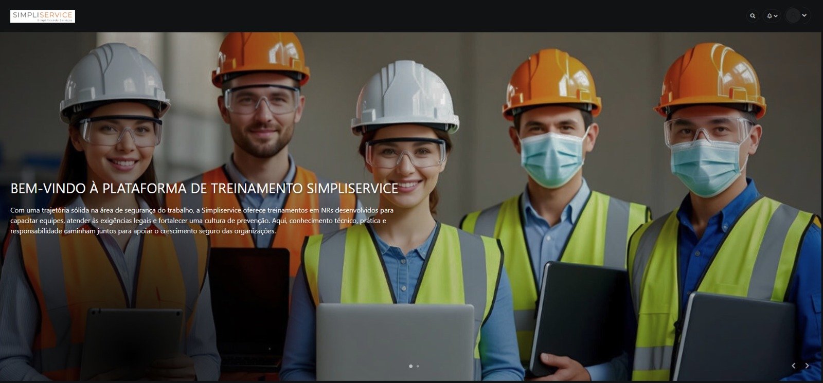 Equipe usando a plataforma de treinamento SimpliService On-line